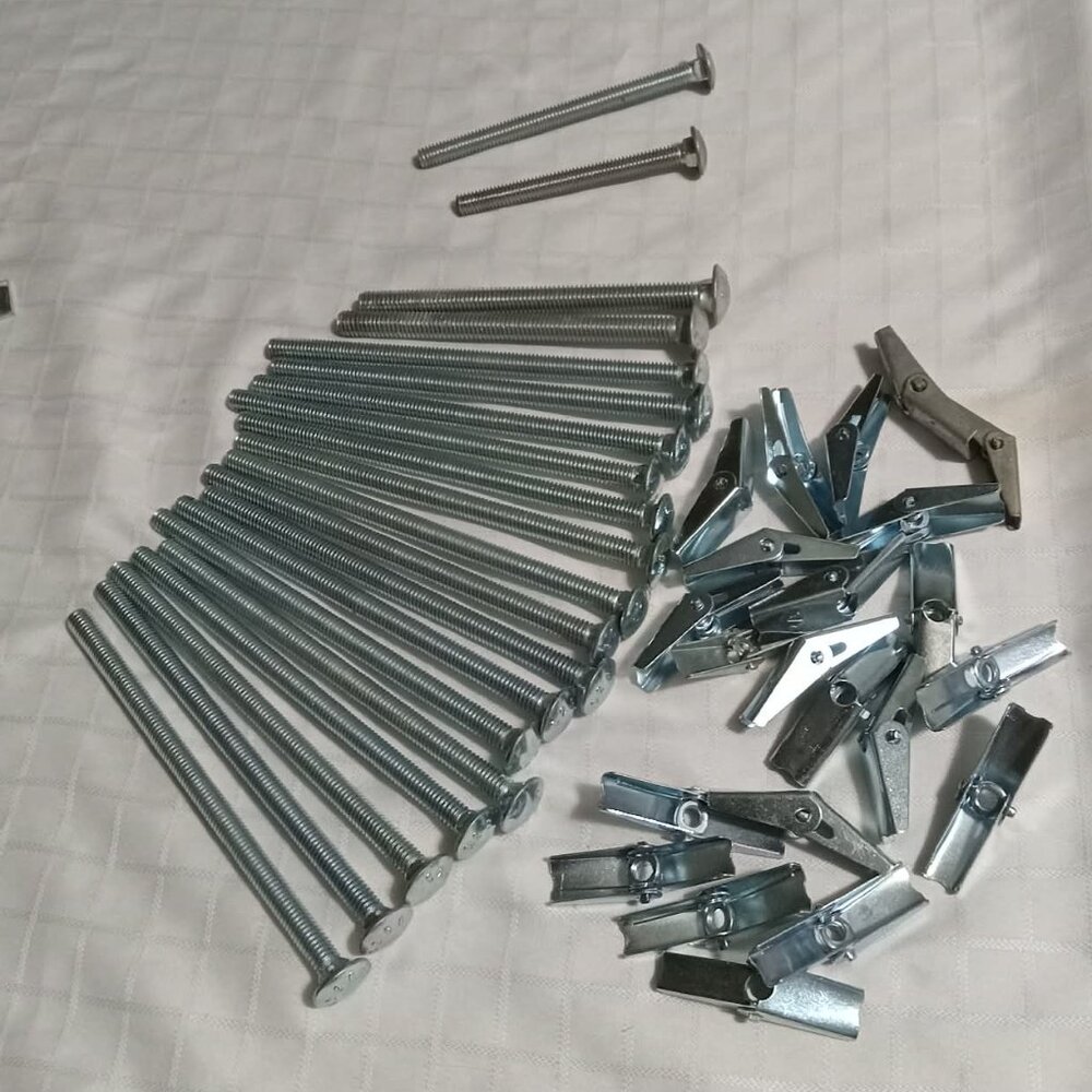 20 X Round head bolts (body bolts) made of zinc-plated or stainless steel.